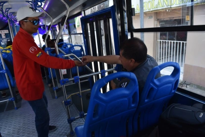La propuesta para subir el pasaje a $ 0,40 enfrenta cuestionamientos del concejal Michael Aulestia.