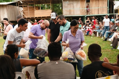 La ministra de Desarrollo Humano entrega bolsas con víveres a personas de escasos recursos.
