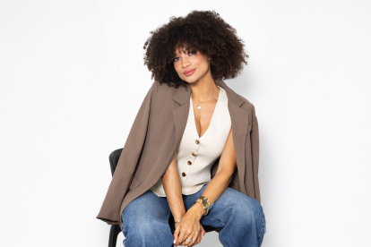 Su afro se ha convertido en una extensión de su personalidad: libre, fuerte y lleno de identidad.