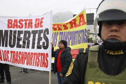 Fotografía de archivo de personas durante una protesta de transportistas contra la criminalidad en Lima (Perú).
