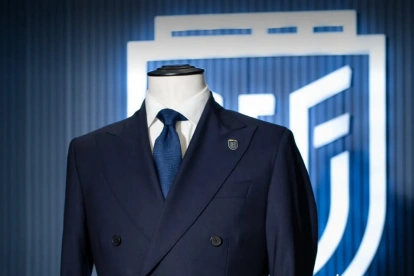Un primer plano de un maniquí luciendo el traje oficial de la selección ecuatoriana de fútbol