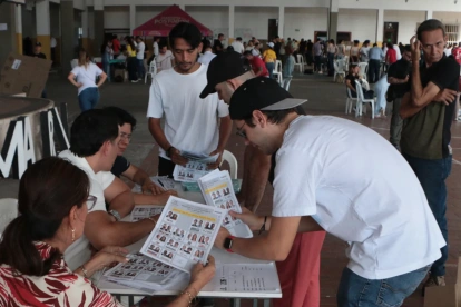 Jurados electorales cuentan votos este 31 de mayo en Cúcuta (Colombia).