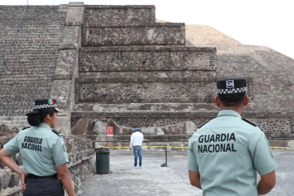 Integrantes de la Guardia Nacional vigilan la zona arqueológica de Teotihuacán.