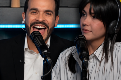 El candidato Abelardo De La Espriella y la periodista Laura Rodríguez.