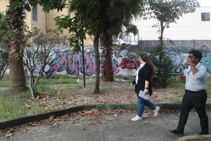 Basura, falta de mantenimiento y juegos dañados afean el parque atrás del centro comercial reconocido de La Garzota.