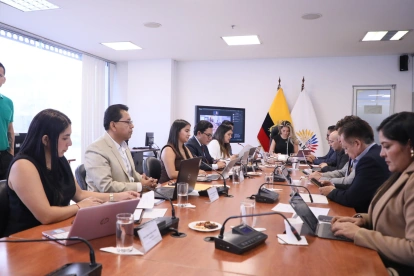 Autoridades de la Asamblea Nacional debaten reformas en sesión oficial, con participación presencial y virtual.
