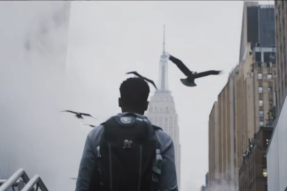 Escena urbana en Nueva York, con el Empire State entre la neblina y aves en vuelo.