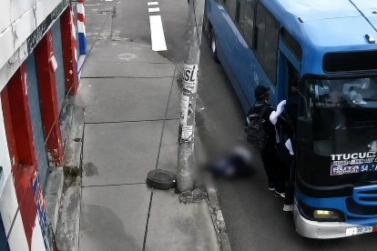 Pasajero cae de un bus en movimiento en el sur de Quito. El momento quedó grabado en cámaras de seguridad.