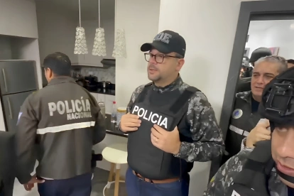 Agentes de la Policía Nacional durante el operativo en una vivienda, en el marco de la investigación financiera.