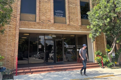 Una persona sale del edificio de la Corte de Inmigración de San Antonio el 2 de junio de 2026, en San Antonio (EE.UU.).