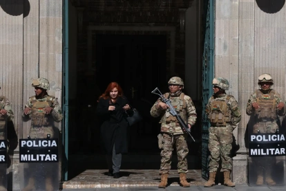 Integrantes de la Policía Militar custodian el ingreso al Palacio de Gobierno este 2 de junio de 2026, en La Paz (Bolivia).