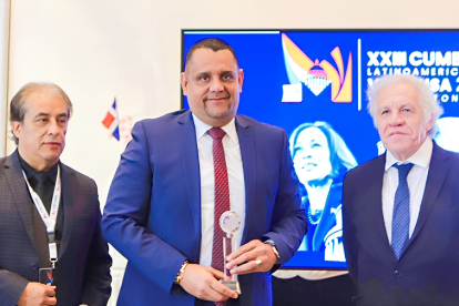 Vicko Villacís, alcalde de Esmeraldas, recibe un premio de la OEA junto a Luis Almagro en 2024.