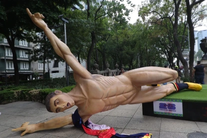 La estatua de un futbolista derribada por integrantes de la Coordinadora Nacional de Trabajadores de la Educación (CNTE) durante una manifestación en Ciudad de México (México).
