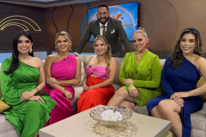 Gabriela Pazmiño y José Luis Arévalo con el equipo de Noticias de la mañana.