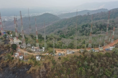 La afectación en los cerros de vía a la costa, entre ellos Cerro Azul, sigue ampliándose sin que se hayan generado acciones claras y efectivas para su control y amortiguamiento del impacto ecológico.