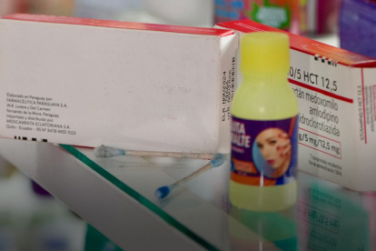 Arcsa clausura farmacia en Florida Norte por más de 6.400 productos irregulares.