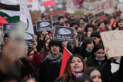 Estudiantes se manifiestan durante una protesta el 3 de junio de 2026, en Santiago (Chile).