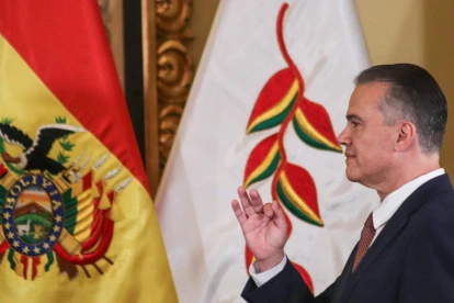El nuevo ministro de Defensa, Ernesto Justiniano, toma posesión de su cargo este miércoles, en el Palacio de Gobierno en La Paz (Bolivia).