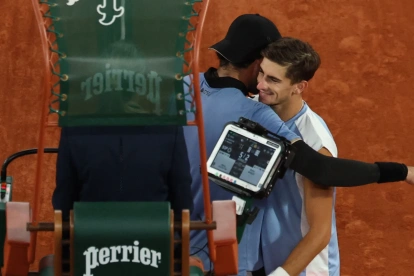 El tenista italiano Matteo Arnaldi abraza a su compatriota Matteo Berrettini durante el partido de cuartos de Roland Garros.