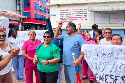 Empleados llevan tres días protestando a las afueras del centro médico.