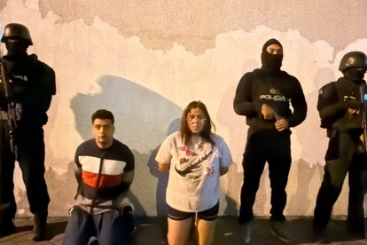 Un hombre y una mujer fueron detenidos por supuestamente extorsionar a comerciantes en Guayaquil.