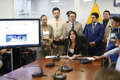 Diana Jácome se defendió en una rueda de prensa a la que acudieron algunos de sus compañeros de bancada.