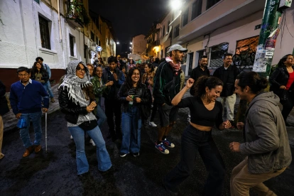Bailar, caminar y disfrutar es posible en la Ruta León, que llena de vida y seguridad la calle Vicente León hasta la noche.
