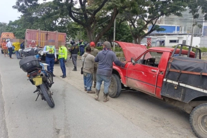 Una camioneta y un tráiler fueron dos de los vehículos involucrados en el siniestro de vía a la costa.