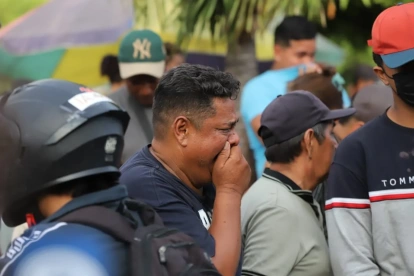 Familiares de los jóvenes desaparecidos en Babahoyo esperan por novedades en los exteriores del Laboratorio de Criminalística de Guayaquil, la tarde de este miércoles 3 de junio.