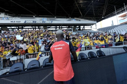 Moisés Caicedo saludo a los hinchas durante un entrenamiento con la selección de Ecuador en Columbus,
