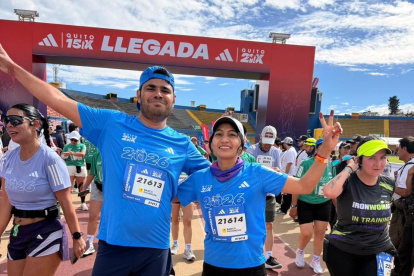 Lokesh Kumar Meena y Nirma Meena tras cruzar la meta.