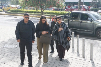 Caso. Amanda y Tamia Villavicencio asisten al testimonio de Rodney Rengel.