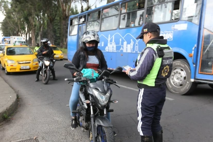 Motociclistas circulan sin respetar normas mientras conductores formales enfrentan sanciones y procesos legales.