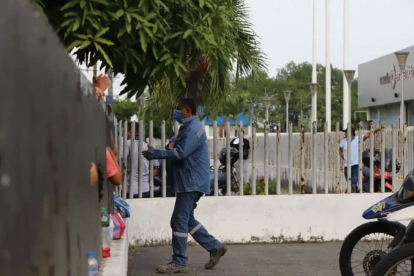 Oocho personas siguen desaparecidas; autoridades analizan pistas del caso.