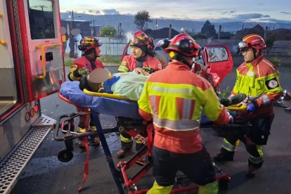 Personal de los bomberos brindó atención prehospitalaria a la persona afectada.