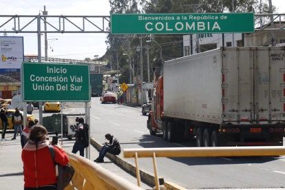 Un camión ingresando a Colombia por la frontera con Ecuador.