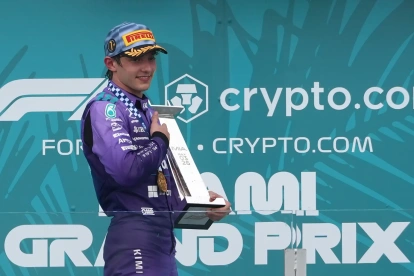 El italiano Andrea Kimi Antonelli de Mercedes celebra su victoria en el Gran Premio de Fórmula Uno de Miami.