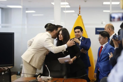 Diana Jácome recibió el apoyo de sus compañeros durante una rueda de prensa en la Asamblea Nacional Ecuador.