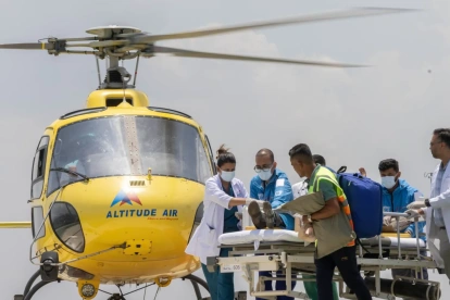 El guía nepalí del Everest, Hillary Dawa Sherpa, es trasladado en helicóptero al hospital HAMS en Katmandú, Nepal, el 4 de junio de 2026.