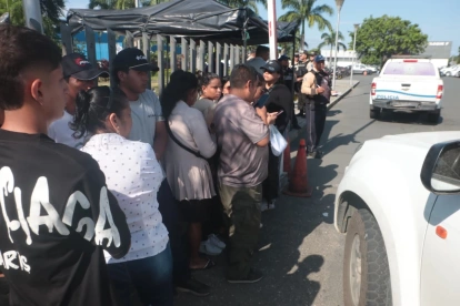 Los parientes siguen esperando respuestas de la identificación de los cuerpos.