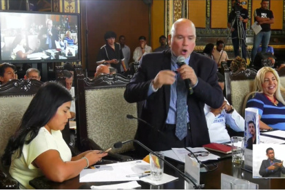 Un fuerte cruce se registró entre los concejales Arturo Escala y Ana Chóez.
