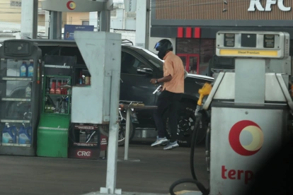 Los delincuentes interceptaron al conductor mientras abastecía de combustible en una gasolinera ubicada entre las avenidas Domingo Comín y Ernesto Albán.