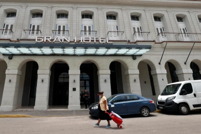 Una mujer camina frente a un hotel este 3 de junio de 2026, en La Habana (Cuba).