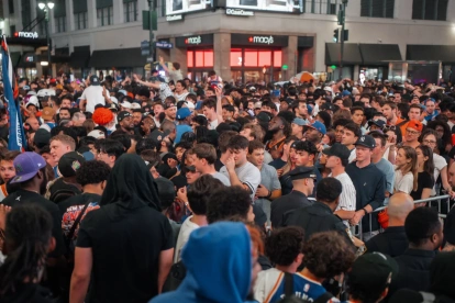 Los aficionados de los New York Knicks celebran la victoria de su equipo sobre los San Antonio Spurs en el Juego 1 de las Finales de la NBA en Nueva York.