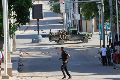 Hombres armados en una calle de Mogadiscio.