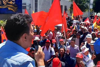 Vocero de Unidad Popular se dirige a simpatizantes durante una concentración