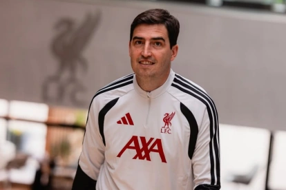 Andoni Iraola posa en Anfield tras ser anunciado como nuevo entrenador del Liverpool para las próximas dos temporadas.