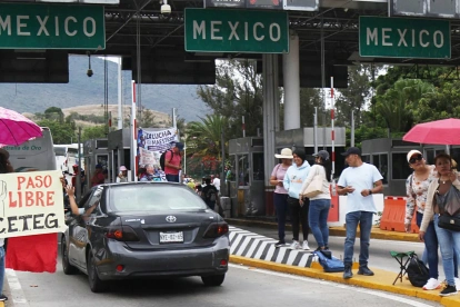 Integrantes de la Coordinadora Nacional de Trabajadores de la Educación (CNTE) se toman un peaje en Chilpancingo (México).