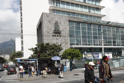 Adultos mayores denuncian retrasos en pagos del bono jubilar y limitaciones en beneficios como devolución del IVA.
