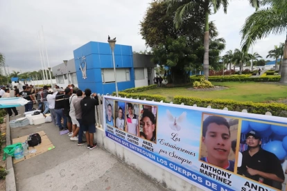 Familiares de las víctimas colocaron una pancarta con sus fotografías en los exteriores del Laboratorio de Criminalística de Guayaquil.